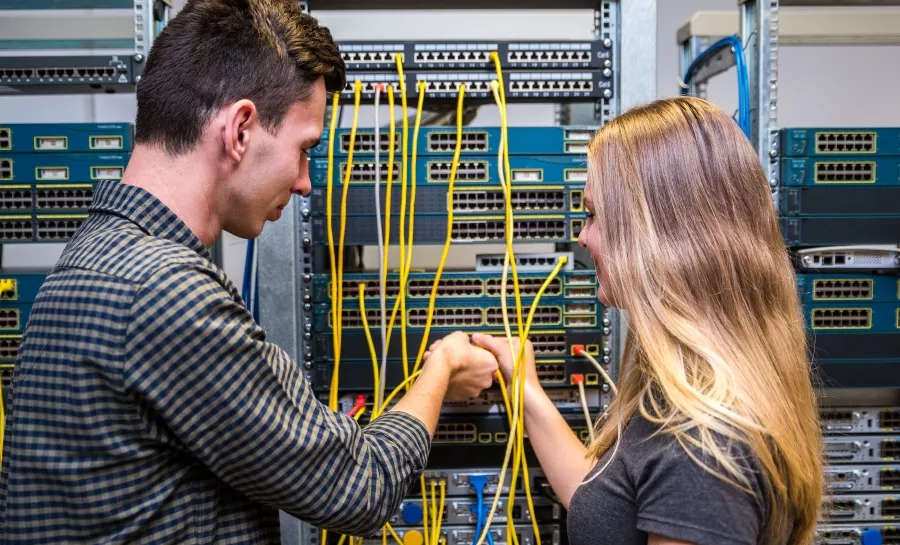 Podpora nadaných študentov pre bezplatné získanie Cisco CCNA priemyselného certifikátu