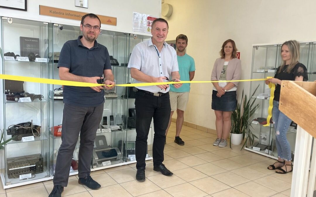 Slávnostné otvorenie výstavy telefónov na Katedre informačných sietí FRI UNIZA